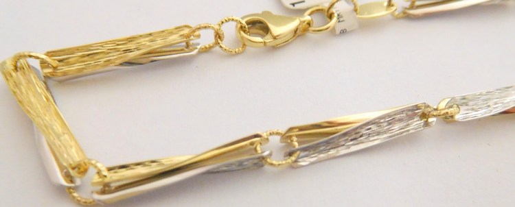 ozdobné mohutné zlaté náramky