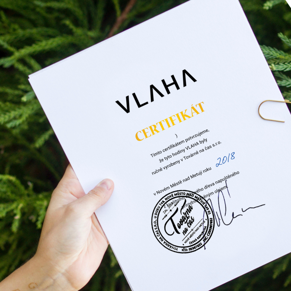 Velké dubové hodiny VLAHA ORIGINAL vyrobené v Čechách s černými ručkami VCT1032