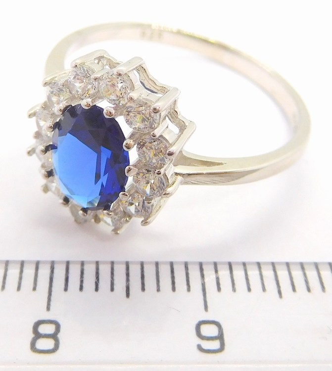 Luxusní mohutný stříbrný prsten se zirkony a velkým modrým safírem 925/1000 vel. 53 030896300020