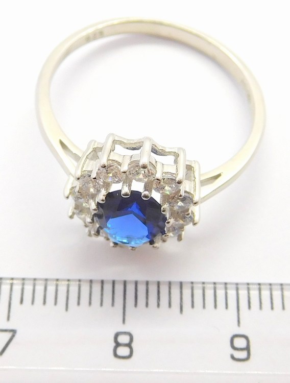 Luxusní mohutný stříbrný prsten se zirkony a velkým modrým safírem 925/1000 vel. 53 030896300020