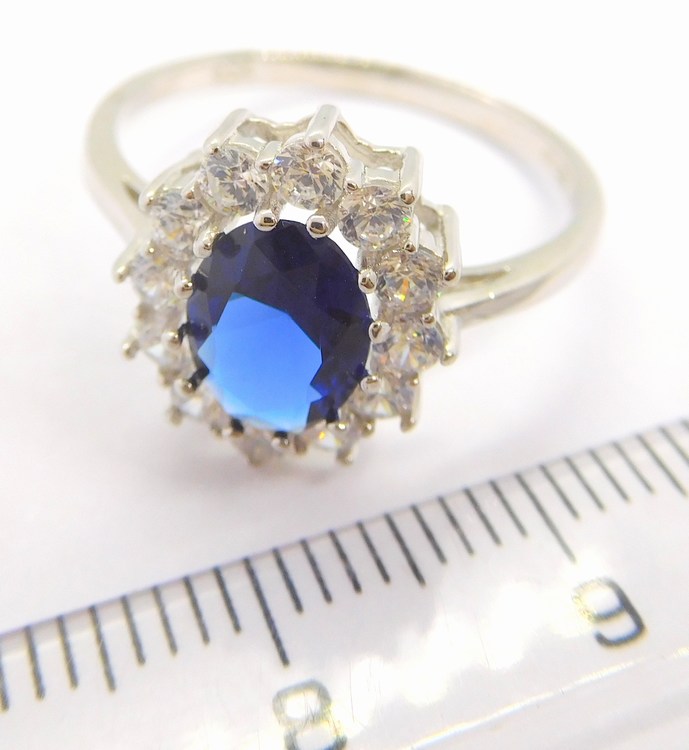 Luxusní mohutný stříbrný prsten se zirkony a velkým modrým safírem 925/1000 vel. 63 030896300020