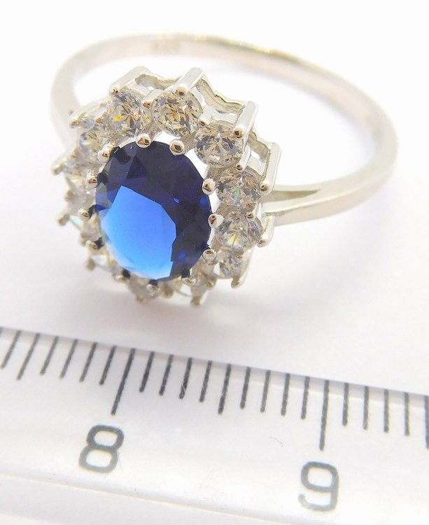 Luxusní mohutný stříbrný prsten se zirkony a velkým modrým safírem 925/1000 vel. 63 030896300020