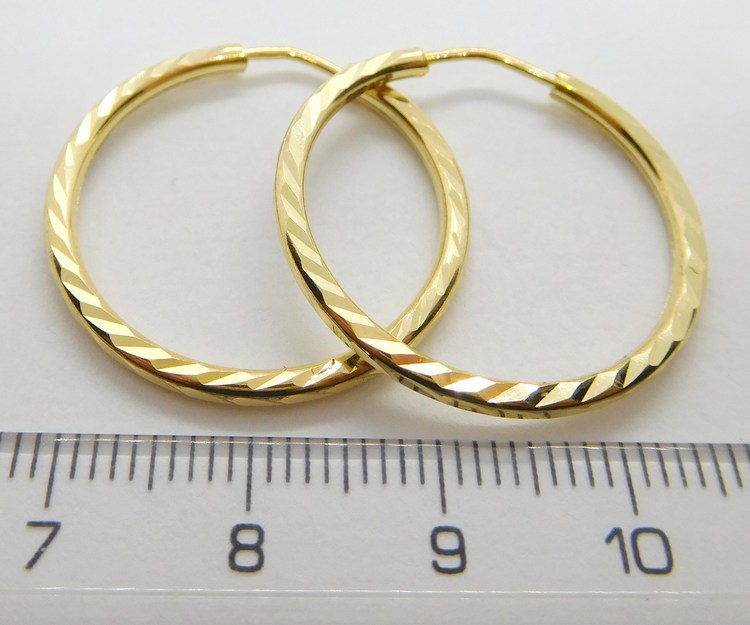 Klenoty Budín Gravírované zlaté kruhy - náušnice průměr 2,6cm 585/1,98gr HK2058