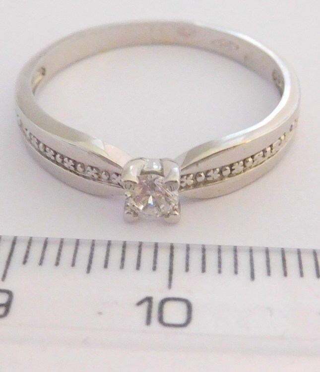 Klenoty Budín Zlatý zásnubní prsten z bílého zlata se zirkony 585/2,23gr vel. 50 H1054