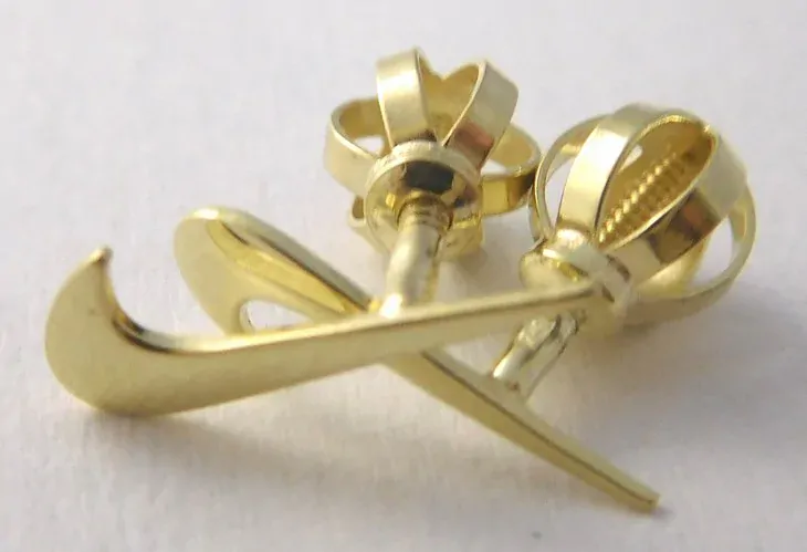 Klenoty Budín Zlaté pecičky zlaté pecky náušnice ve tvaru NIKE na šroubek 585/0,67gr 231041013