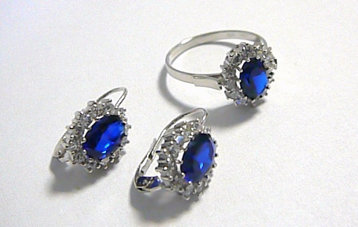 Klenoty Budín Luxusní souprava z bílého zlata Kate Middleton s modrým safírem a zirkony 6,4 gr