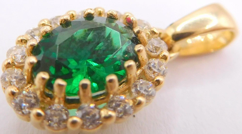 Klenoty Budín Dámský zlatý přívěsek se zirkony a zeleným smaragdem 585/1,18gr H3281