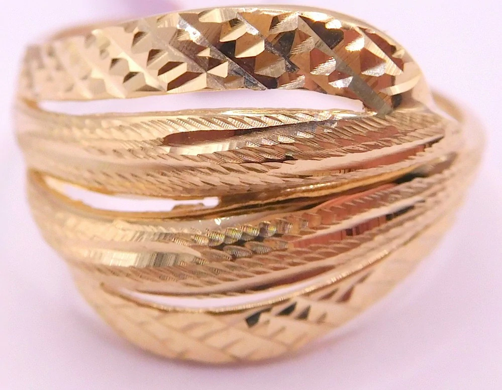 Klenoty Budín Dámský mohutný zlatý prsten s gravírováním 585/3,36gr vel. 64 HK1268