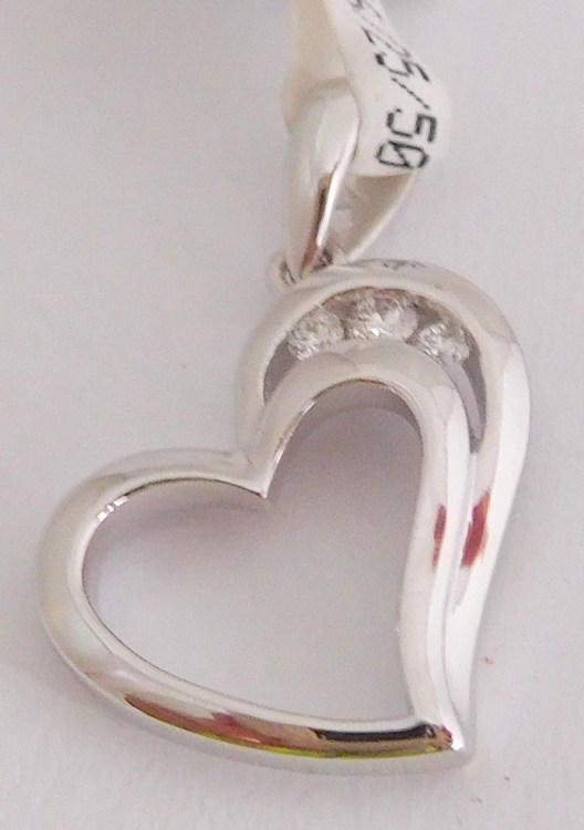Klenoty Budín Diamantový zlatý přívěsek z bílého zlata - srdíčko s brilianty 585/1,05g 3870085