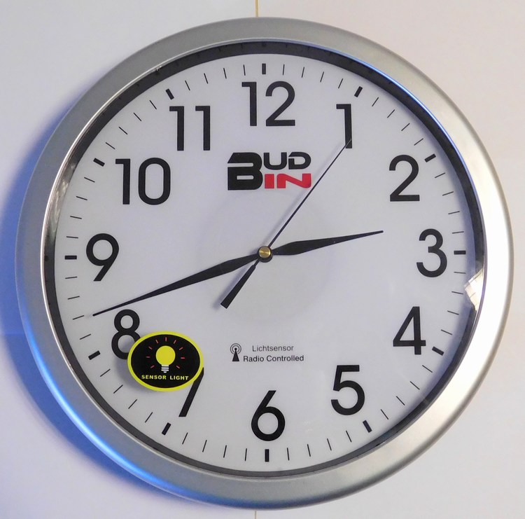 Klenoty Budín Rádiem řízené přesné nástěnné čitelné hodiny se senzorem podsvícení BUD-IN C1806