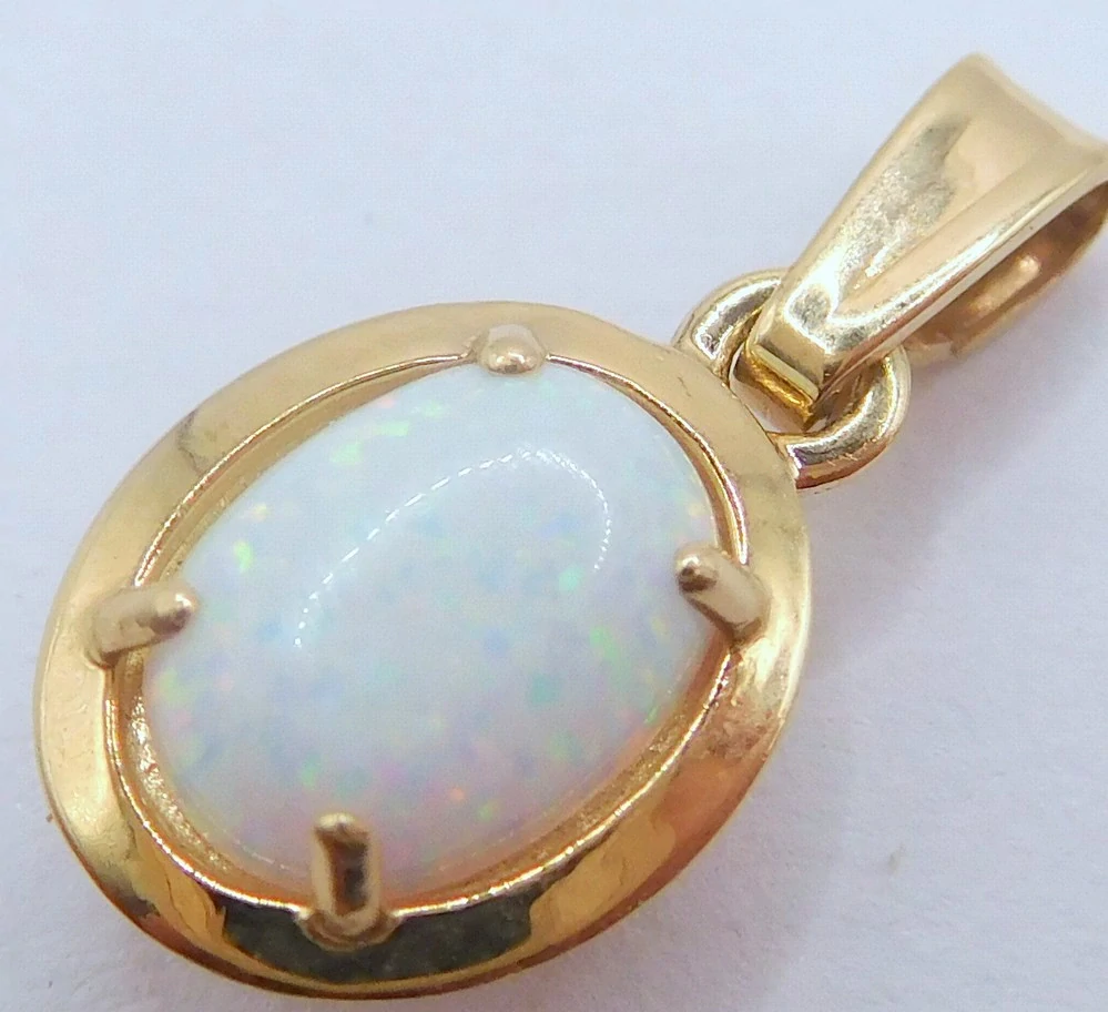 Klenoty Budín Dámský zlatý přívěsek s bílým opálem 585/1,07gr HK3298