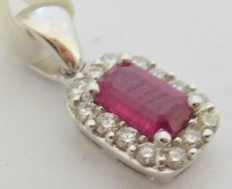 Klenoty Budín Zlatý diamantový přívěsek z bílého zlata s brilianty a červeným přírodním rubínem 585/0,70gr 3870052