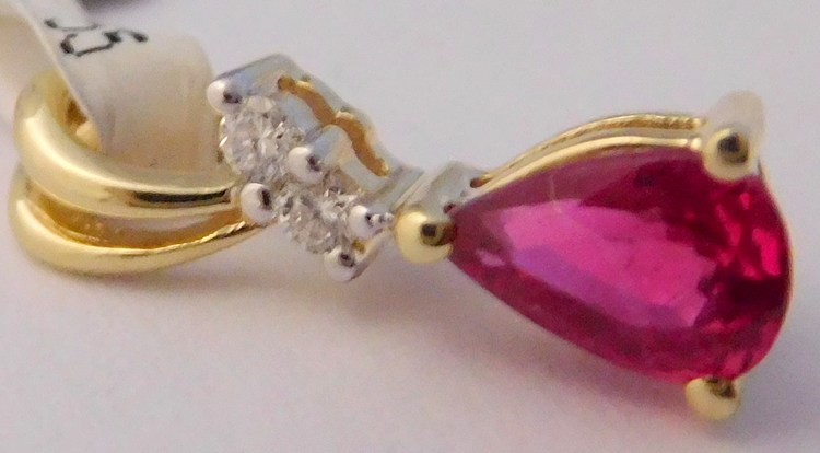 Klenoty Budín Zlatý diamantový přívěsek ze žlutého zlata s brilianty a červeným přírodním rubínem 585/0,55gr 3820023