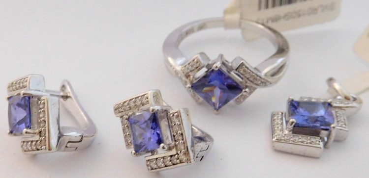 Luxusní mohutná stříbrná rhodiovaná souprava s modrým safírem a zirkony (náušnice, přívěsek a prsten)