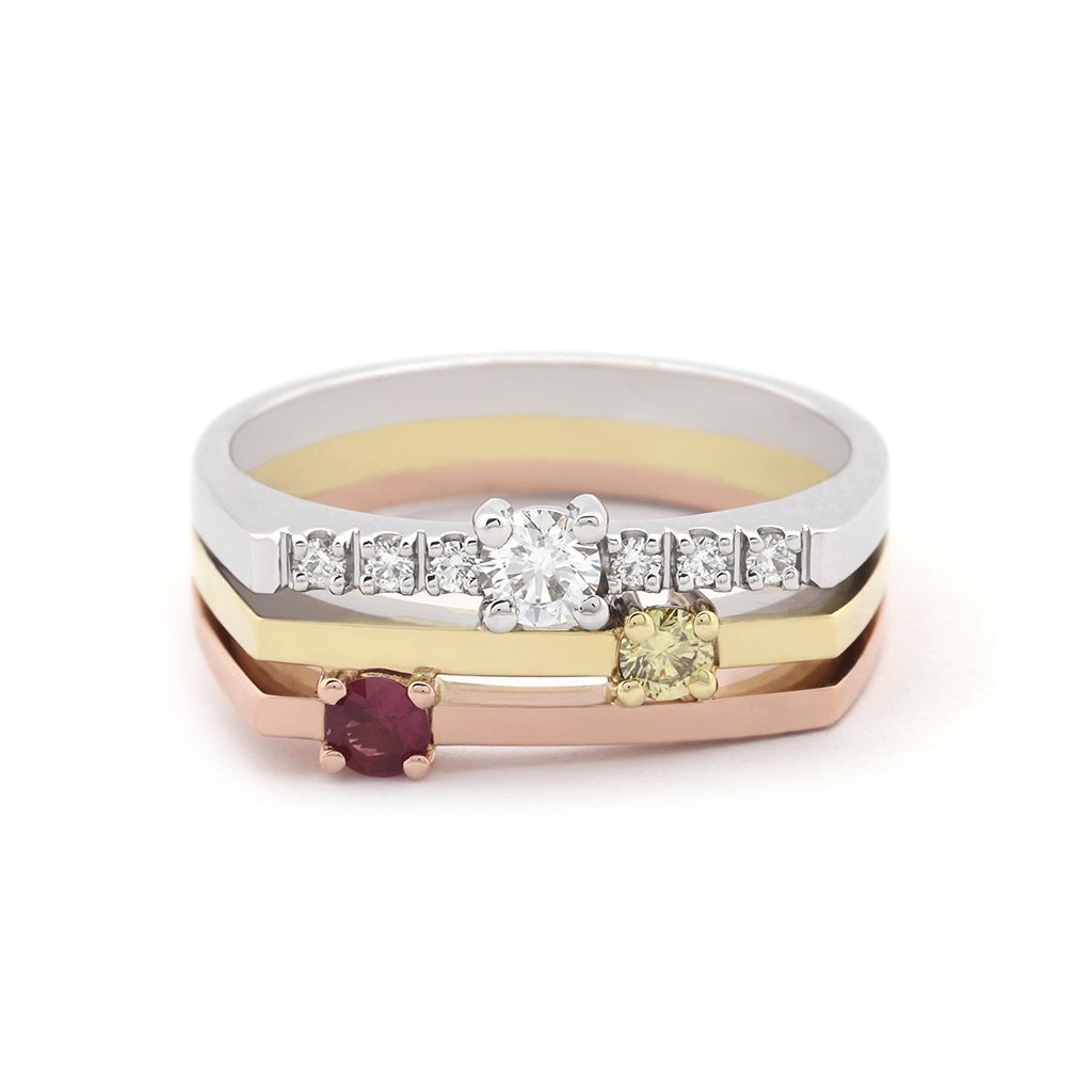 trojího zlata s prsten s rubínem a diamanty J-31520