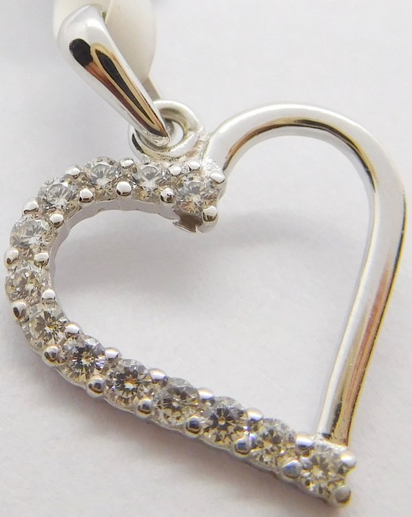 Klenoty Budín - Zlatý přívěsek z bílého zlata se zirkony srdíčko 585/0,73gr HK3254