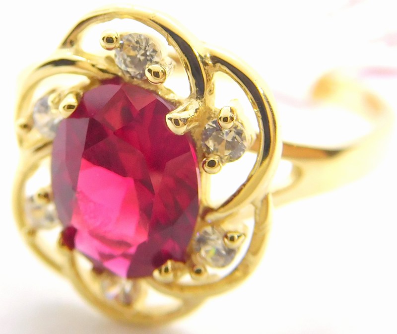 Klenoty Budín Mohutný zlatý prsten s velkým červeným rubínem 585/2,51gr vel. 57 HK1082