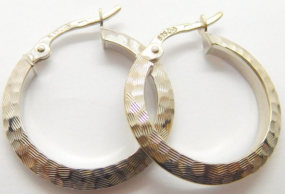 Klenoty Budín Zlaté gravírované náušnice kroužky  z bílého zlata 585/1,69gr HK2157