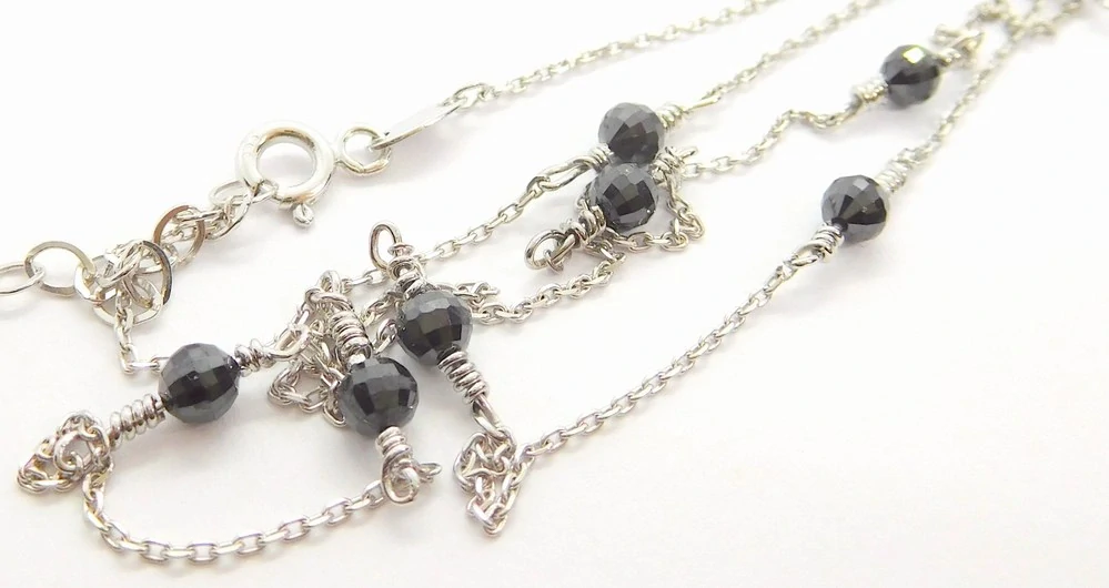 Klenoty Budín Dámský zlatý náhrdelník z bílého zlata s černými zirkony 585/2,25gr 45+5cm HK4062