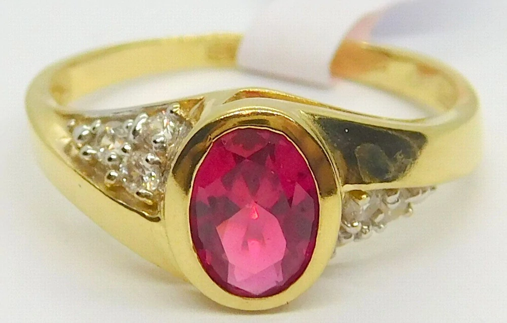 Klenoty Budín Zásnubní dámský zlatý prsten s velkým červeným rubínem a zirkony  585/2,45gr vel. 55 HK1203