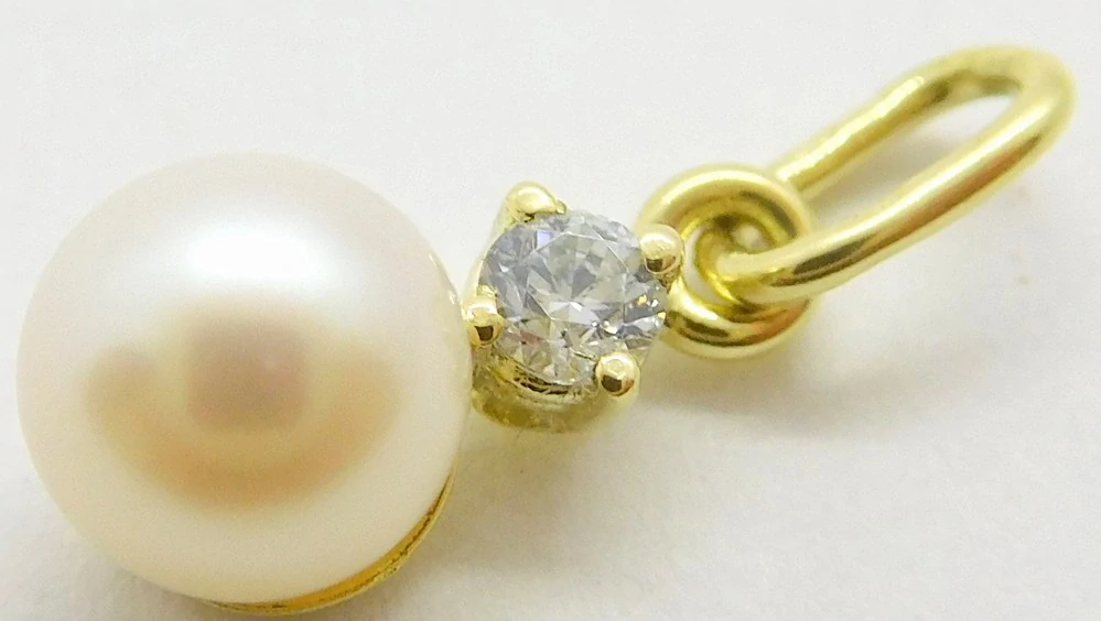 Klenoty Budín Zlatý přívěsek s bílou perlou a zirkonem 585/0,65gr 245040064