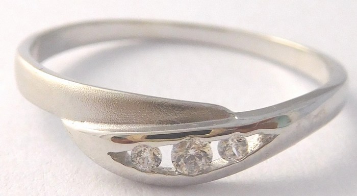 Klenoty Budín Dámský zlatý prsten se třemi zirkony 585/1,19gr vel. 55 323041197