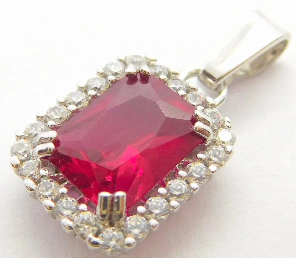 Klenoty Budín Mohutný zlatý přívěsek z bílého zlata s červeným rubínem a zirkony 585/1,49gr HK3233