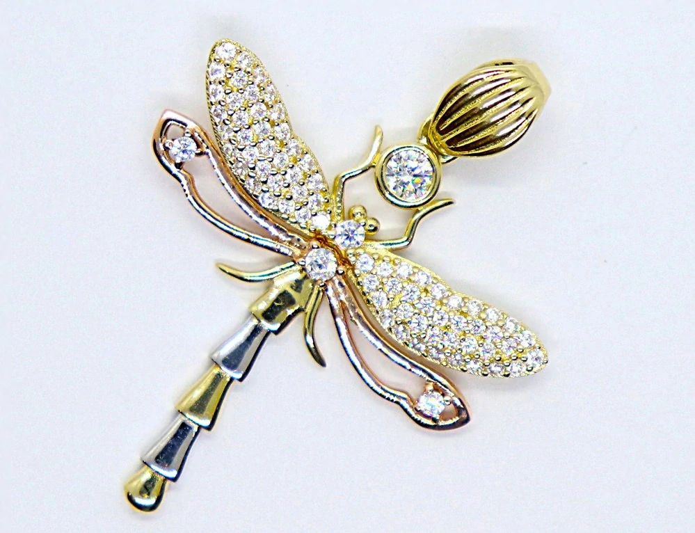 Klenoty Budín Gravírovaný přívěsek se zirkony - vážka ze tří barev zlata 585/2,92gr HK3237