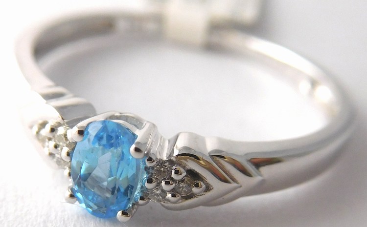 Klenoty Budín Zásnubní prsten z bílého zlata s modrým topazem vel. 57 585/1,97gr 3860450