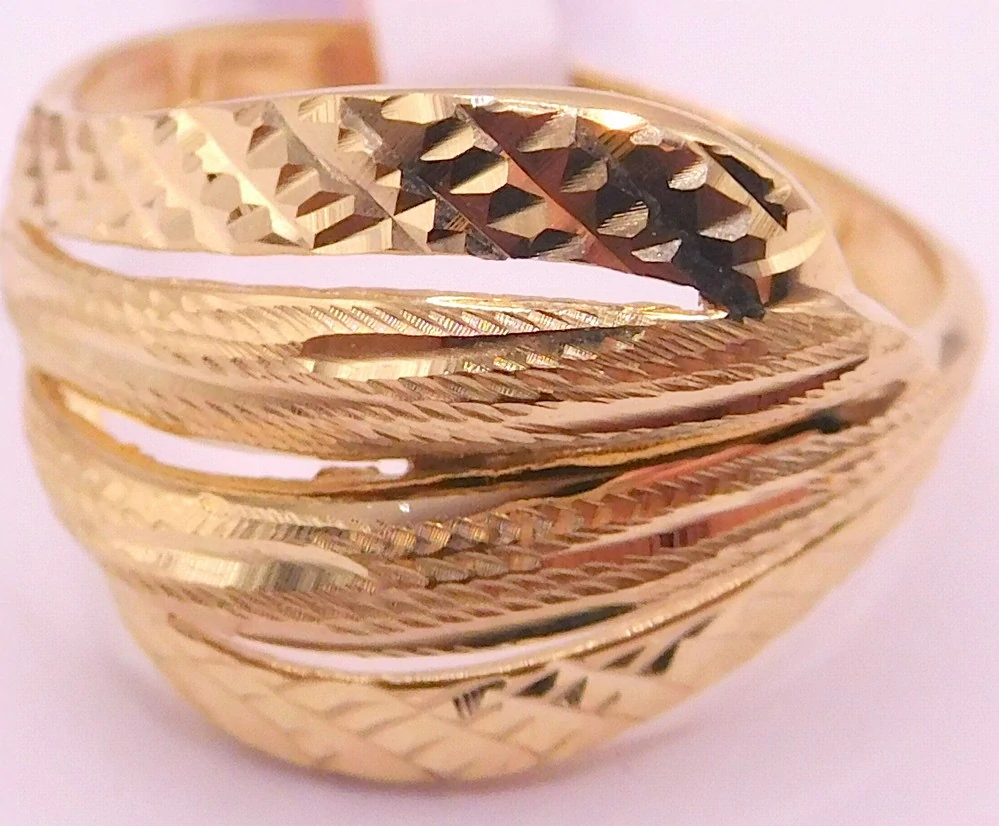 Klenoty Budín Dámský mohutný zlatý prsten s gravírováním 585/3,36gr vel. 64 HK1268