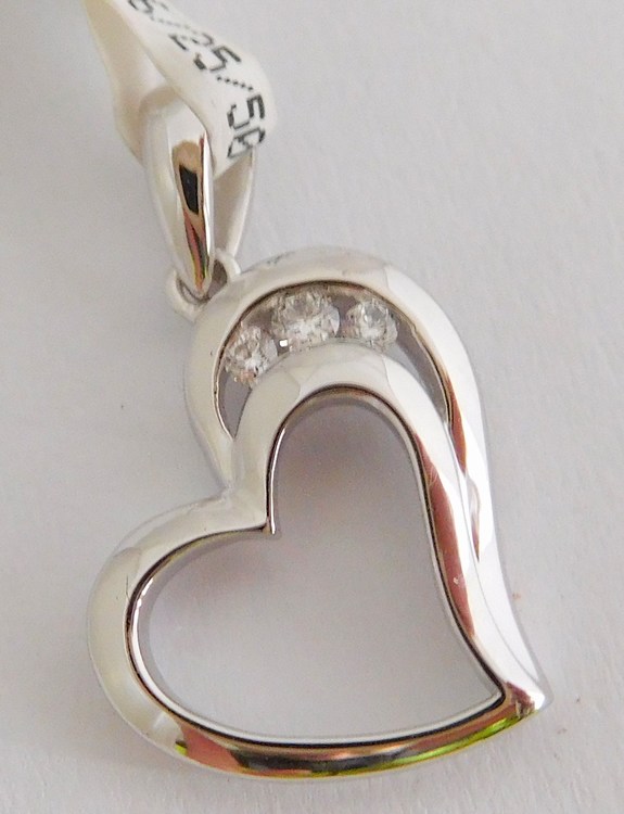 Klenoty Budín Diamantový zlatý přívěsek z bílého zlata - srdíčko s brilianty 585/1,05g 3870085