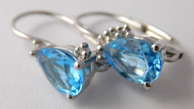 Klenoty Budín Zlaté diamantové náušnice s brilianty a modrými topazy 585/1,68gr 3880151