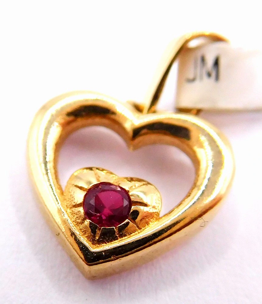 Klenoty Budín Dámský zlatý přívěsek s rubínem zamilované srdíčko  585/0,65gr 1622211
