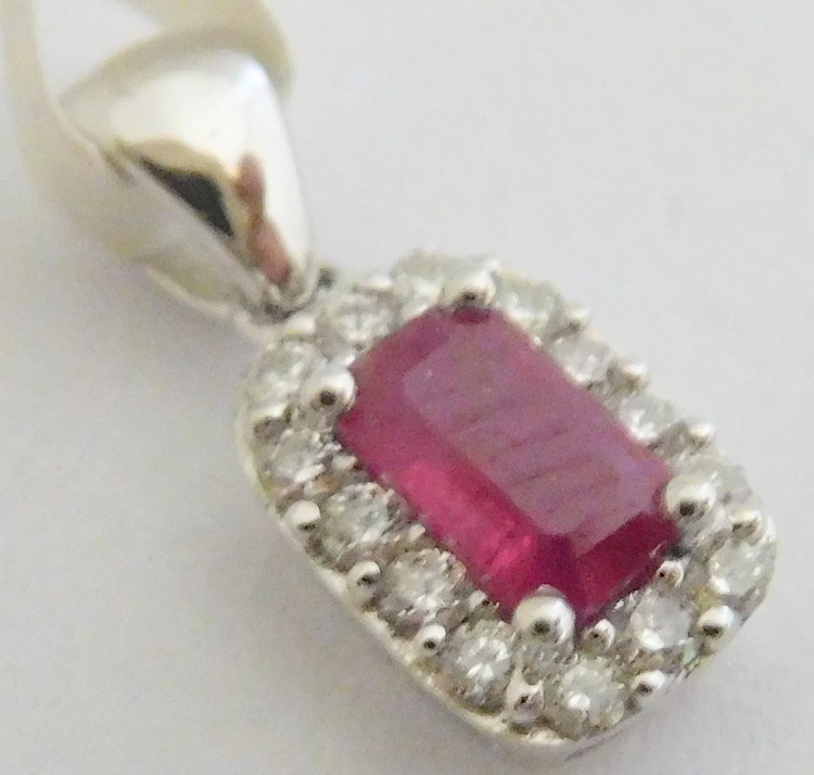 Klenoty Budín Zlatý diamantový přívěsek z bílého zlata s brilianty a červeným přírodním rubínem 585/0,70gr 3870052