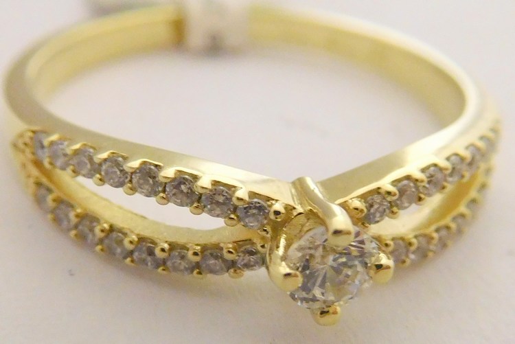 Klenoty Budín Zásnubní zlatý prsten posetý mnoha zirkony ze žlutého zlata 585/2,12gr vel. 53 3510229