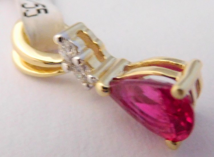 Klenoty Budín Zlatý diamantový přívěsek ze žlutého zlata s brilianty a červeným přírodním rubínem 585/0,55gr 3820023