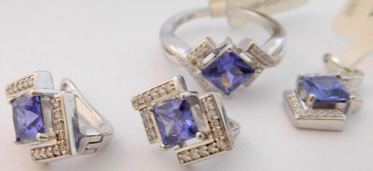 Luxusní mohutná stříbrná rhodiovaná souprava s modrým safírem a zirkony (náušnice, přívěsek a prsten)