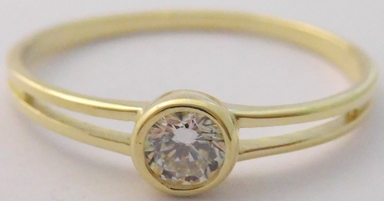 Klenoty Budín Zlatý zásnubní prsten s centrálním zirkonem vel. 53 585/0,99gr 223041295