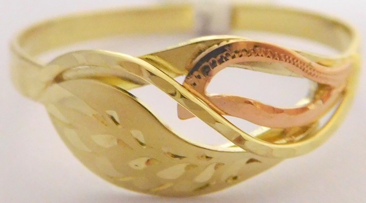 Klenoty Budín Mohutný zlatý prsten s gravírováním 585/1,70gr vel. 58 3210072