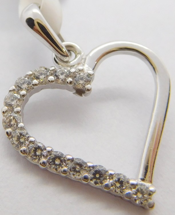 Klenoty Budín - Zlatý přívěsek z bílého zlata se zirkony srdíčko 585/0,73gr HK3254