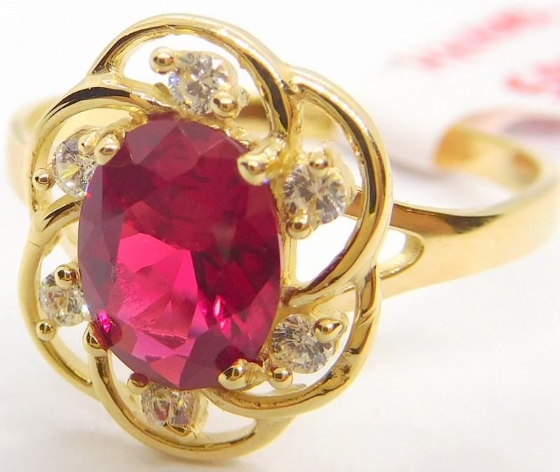 Klenoty Budín Mohutný zlatý prsten s velkým červeným rubínem 585/2,51gr vel. 57 HK1082