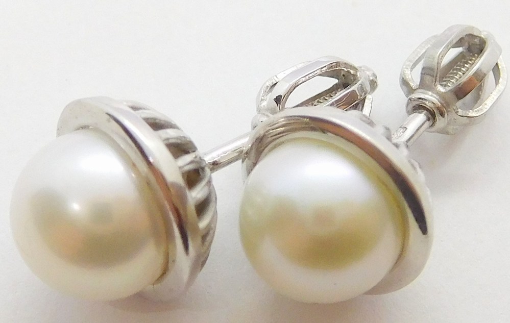 Klenoty Budín Dámské peckové zlaté náušnice s bílými perlami na šroubek 585/3,08gr HK2143