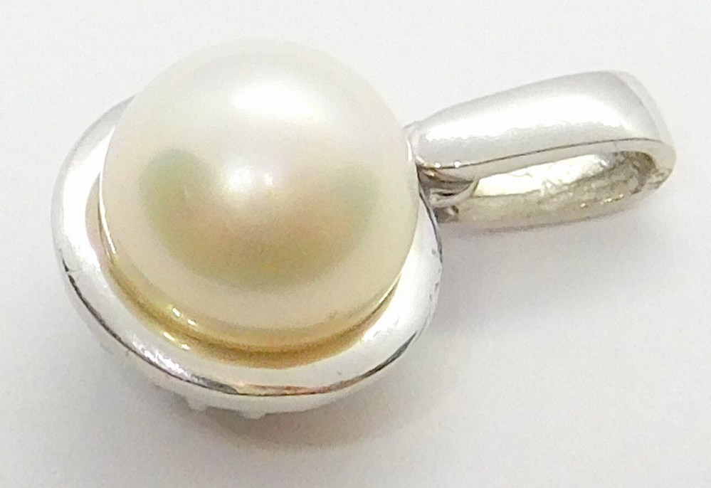 Klenoty Budín Dámské zlatá přívěsek s bílou perlou 585/1,57gr HK3117