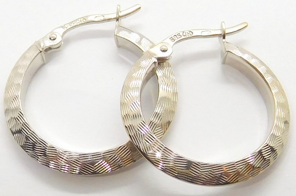 Klenoty Budín Zlaté gravírované náušnice kroužky  z bílého zlata 585/1,69gr HK2157