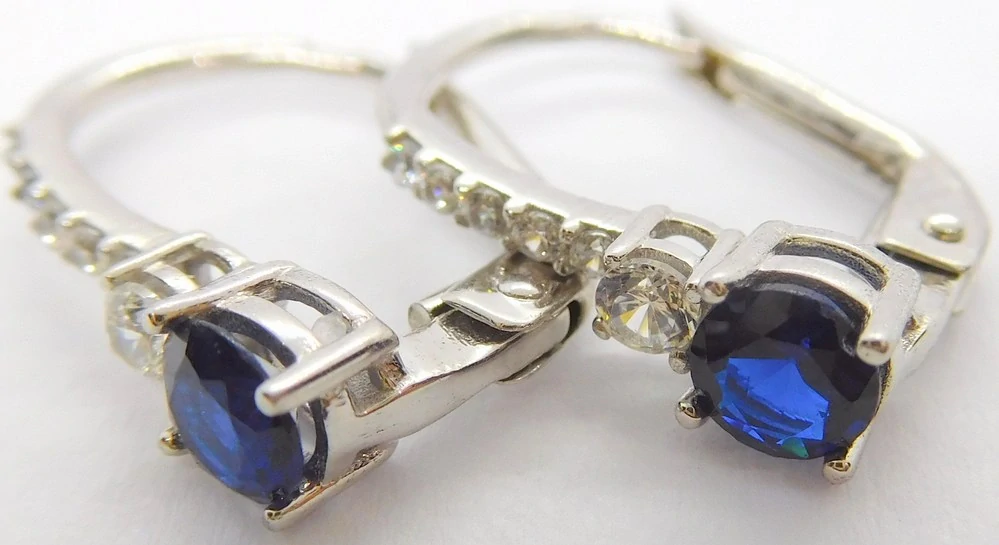 Klenoty Budín Dámské zlaté náušnice v bílém zlatě s modrými safíry 585/1,80gr HK2276