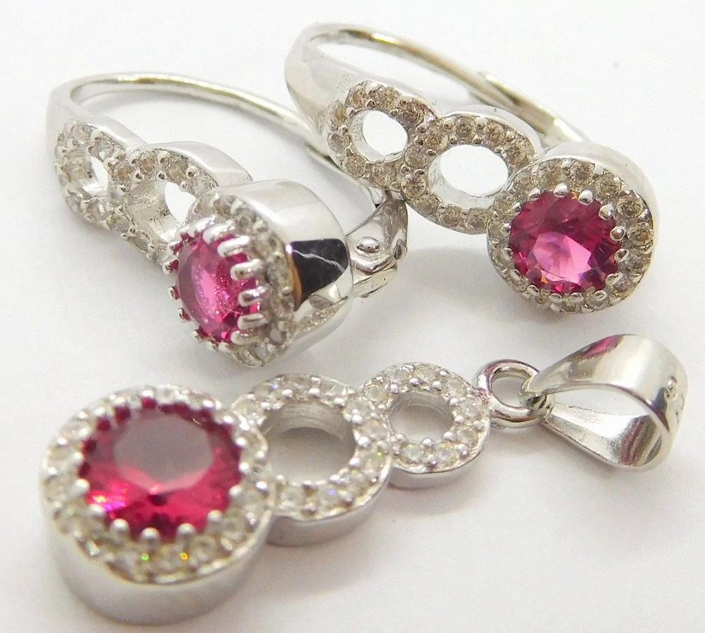 Klenoty Budín Dámská mohutná stříbrná souprava se zirkony a červenými rubíny ryz. 925/1000 (náušnice + přívěsek) 031010800001