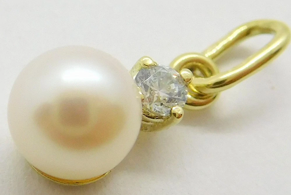 Klenoty Budín Zlatý přívěsek s bílou perlou a zirkonem 585/0,65gr 245040064