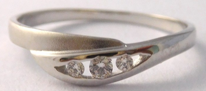 Klenoty Budín Dámský zlatý prsten se třemi zirkony 585/1,19gr vel. 55 323041197