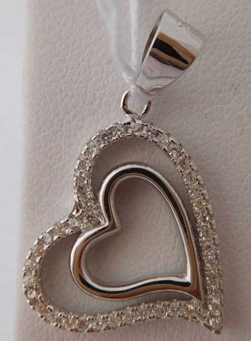 Krásný stříbrný přívěšek se zirkony - srdíčko 030468600006