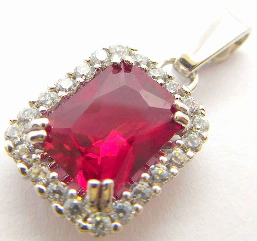 Klenoty Budín Mohutný zlatý přívěsek z bílého zlata s červeným rubínem a zirkony 585/1,49gr HK3233